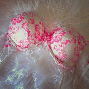 Like new Victoria’s Secret lace bra. Size 36 B